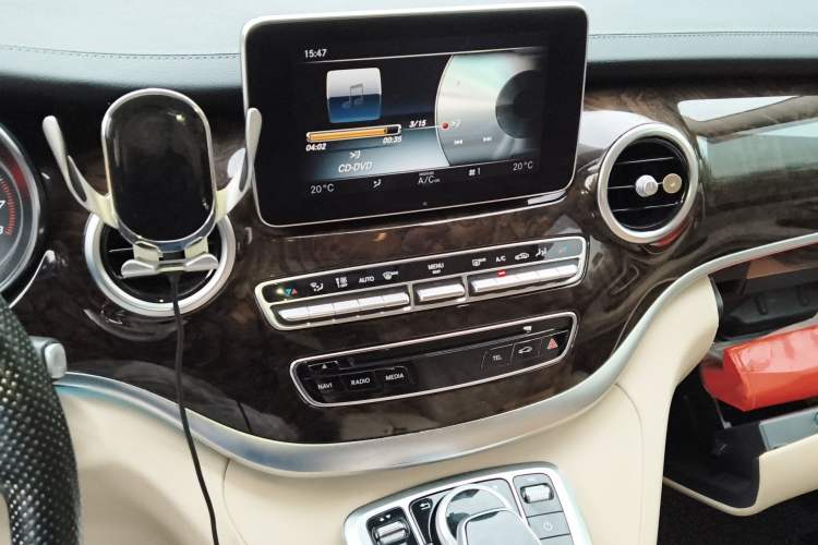 Used Mercedes-Benz V-Class 2018 V 260 L Prestige Extended Version China VI Audio And AC Panel