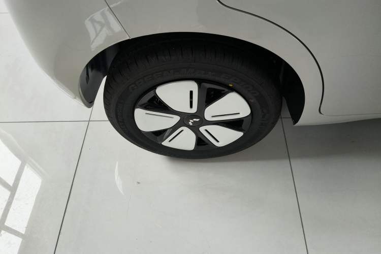 Used Wuling Hongguang MINIEV 2025 Four-Door Version Advanced Edition Right Rear Wheel Hub