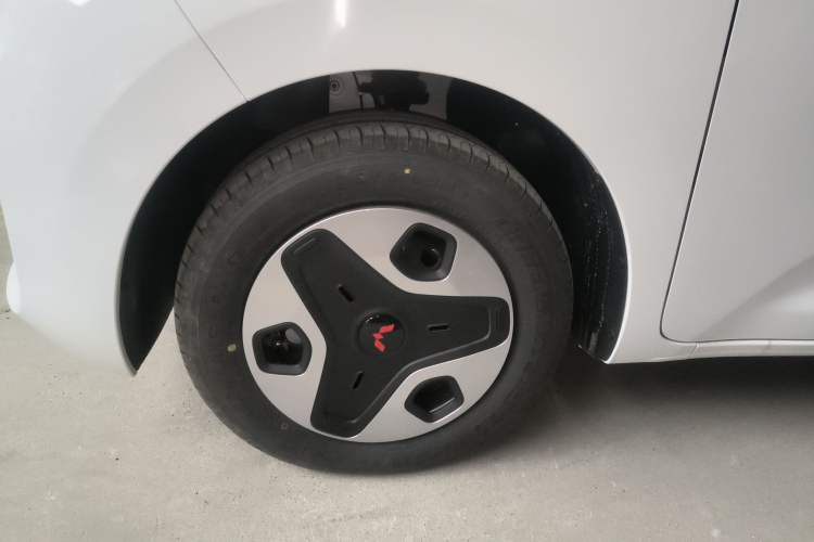 Used Wuling Zhiguang New Energy 2025 Model 305km Ambitious Edition Left Front Wheel Hub