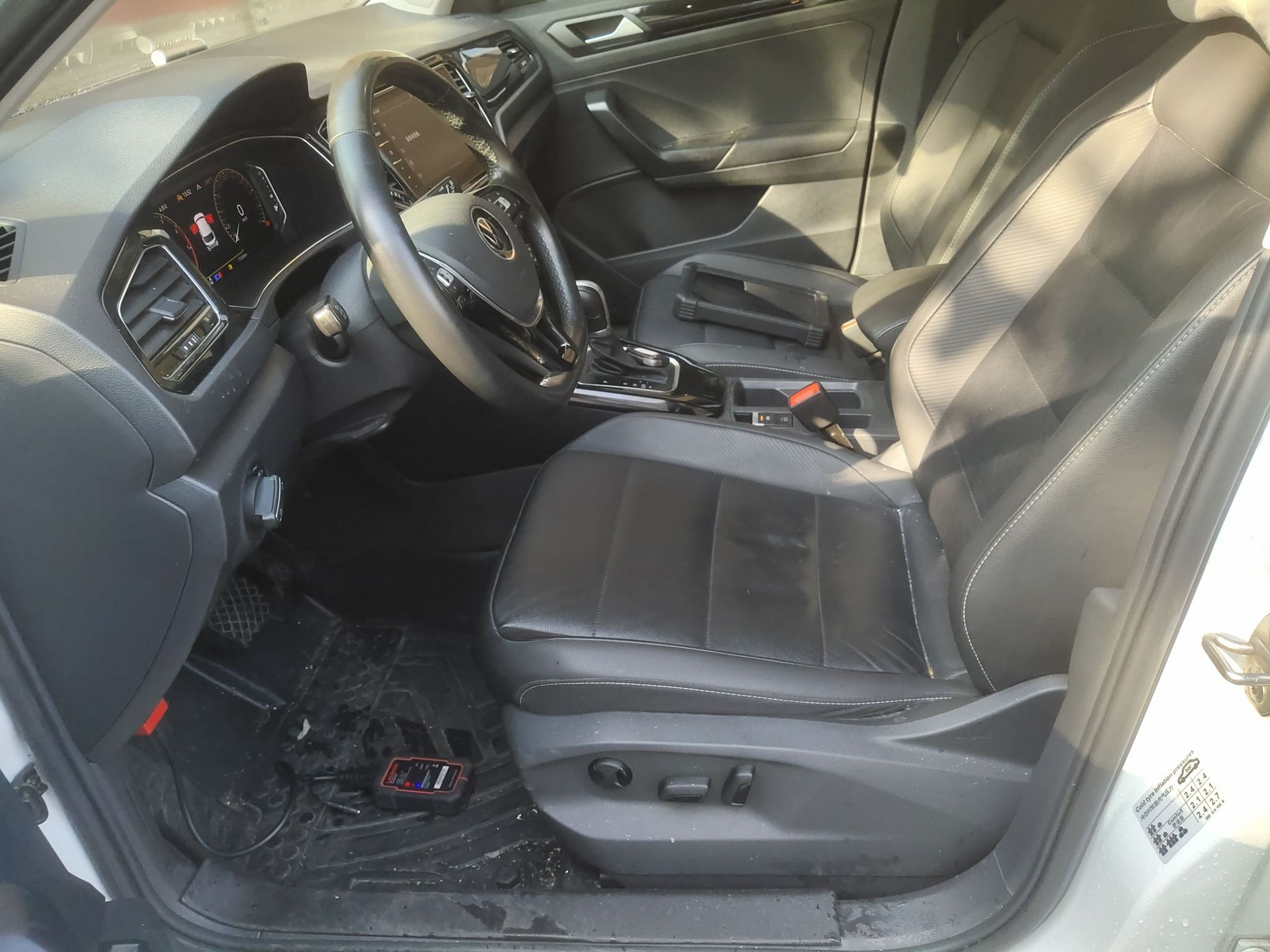 المقاعد الأمامية داخل السيارة