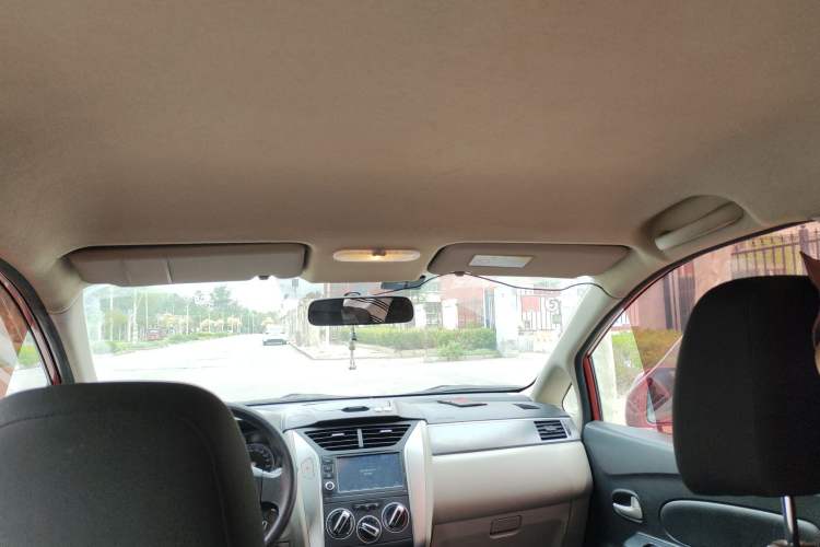 Used Venucia R50 2015 1.6L Automatic Fashion Edition
