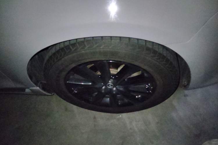 Used Mazda 8 2013 2.5L Ultimate Edition Right Front Wheel Hub