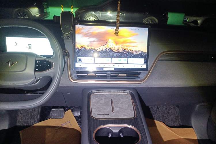 Used Dongfeng eπ eπ008 2024 210Max Range-Extended Version 6 Seats Audio And AC Panel