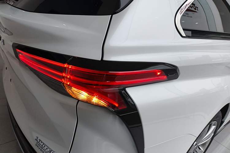 Used Toyota Sienna 2023 2.5L Hybrid Deluxe Edition