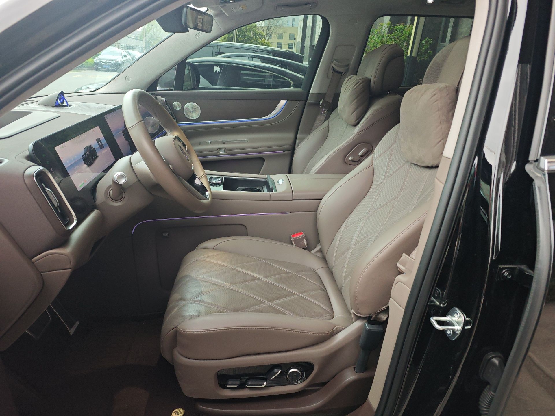 المقاعد الأمامية داخل السيارة