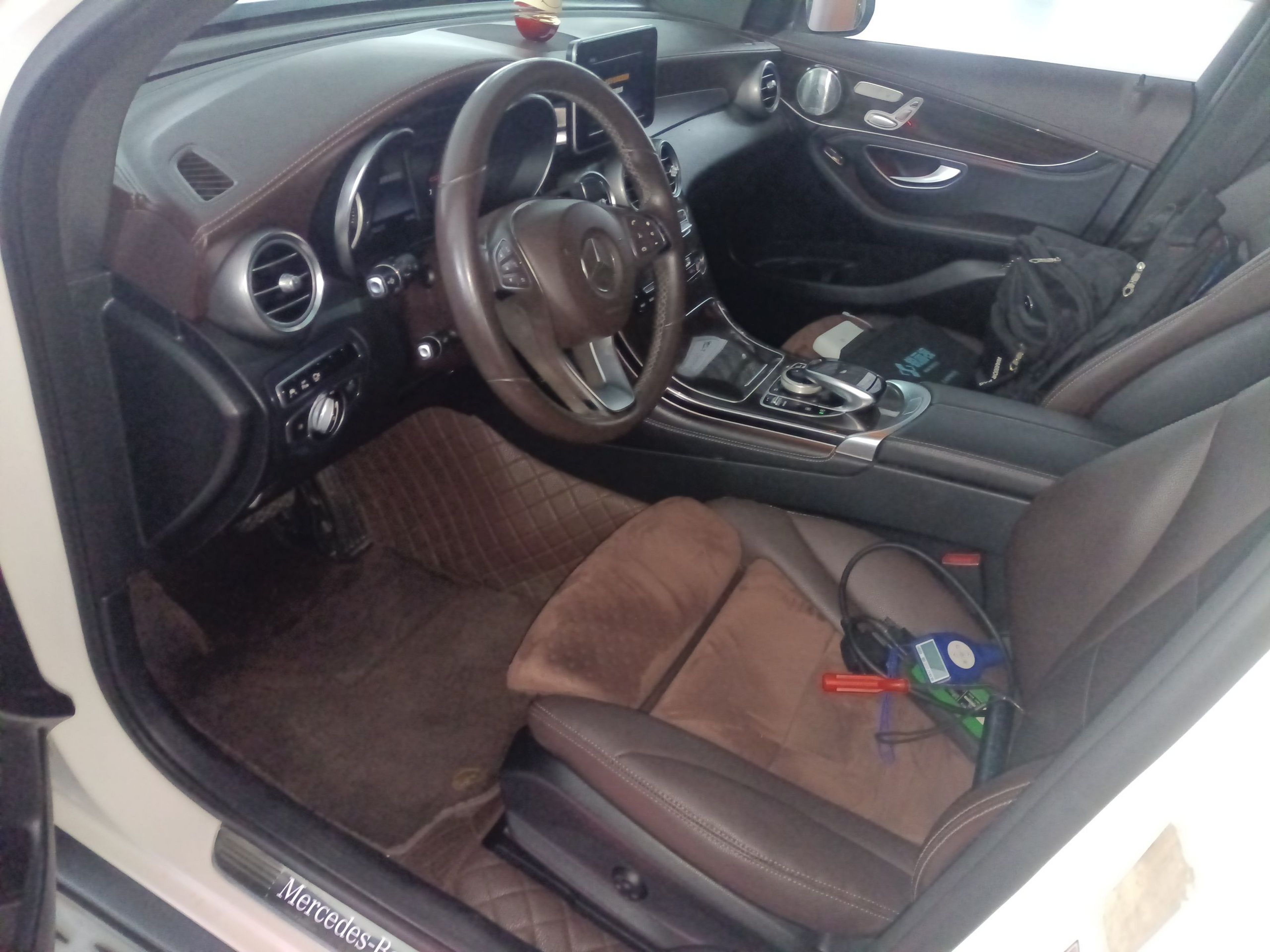 المقاعد الأمامية داخل السيارة