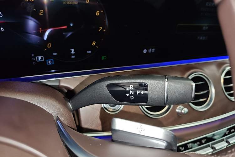 Used Mercedes-Benz E-Class 2023 Updated E 300 L Fashion Edition Gear Lever