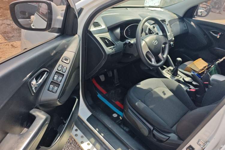 Used Hyundai ix35 2015 2.0L Manual Two-Wheel Drive Comfort Version China IV Standard Driver Seat