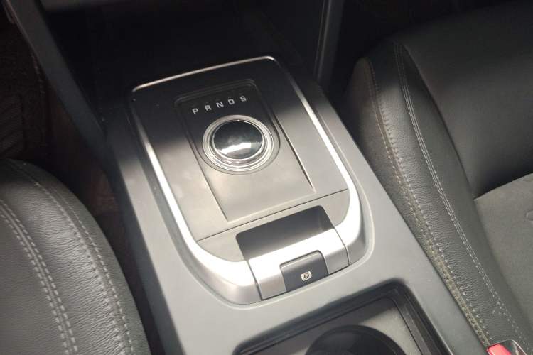 Used Land Rover Discovery Sport 2017 2.0T PURE Gear Lever