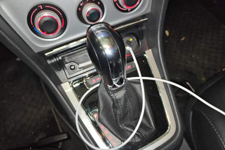 Used Volkswagen Gran Lavida 2013 1.4 TSI Automatic Comfort Model Gear Lever