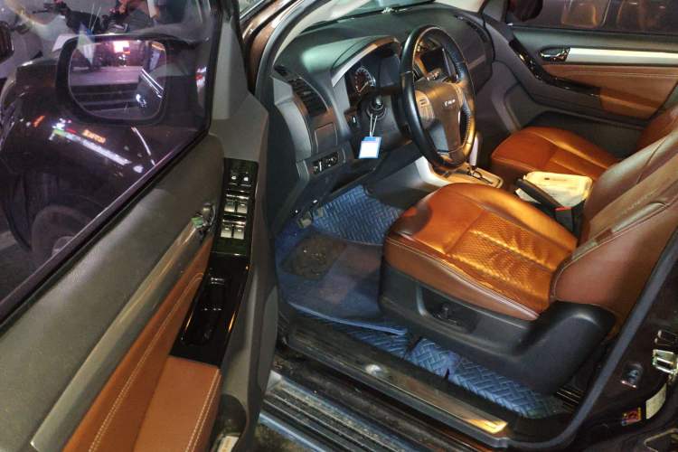 Used Isuzu mu-X 2017 3.0T Four-Wheel Drive Automatic Luxury 7-Seater China V Emission Standard
