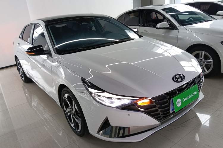 Used Hyundai Elantra 2021 1.5L CVT LUX Prestige Edition Front Right 45 Deg