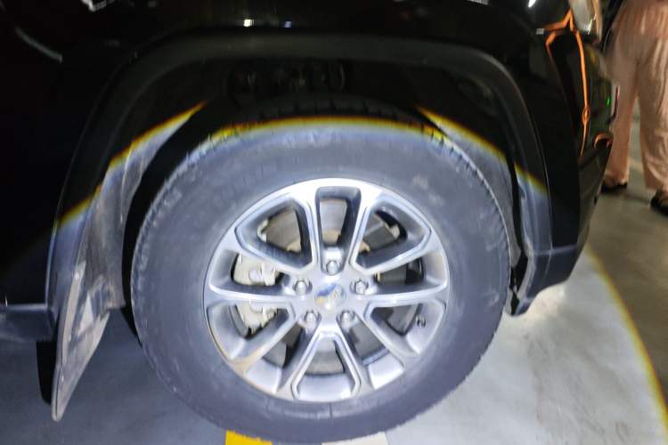 Used Jeep Grand Cherokee 2014 3.0L Comfort Navigation Edition Right Front Wheel Hub