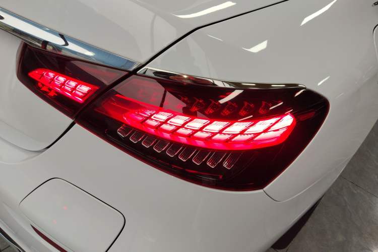 Used Mercedes-Benz E-Class New Energy 2022 Restyled E 350 e L Plug-in Hybrid Sedan Exterior 3