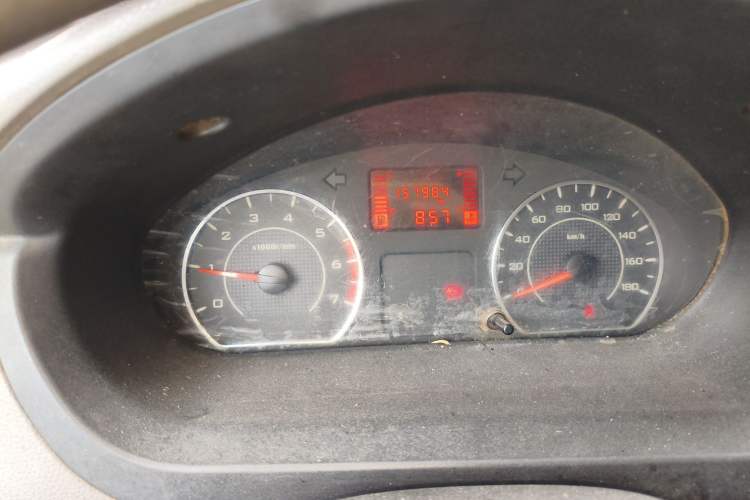 Used Wuling Rongguang V 2016 1.5L Practical Version Non-Power-Assisted Odometer Close Up