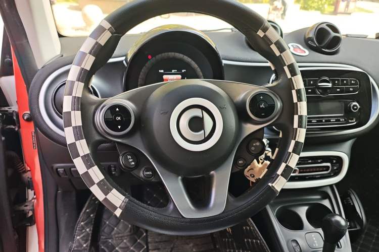 Used smart fortwo 2015 1.0L 52 kW Hardtop Passion Edition Steering Wheel