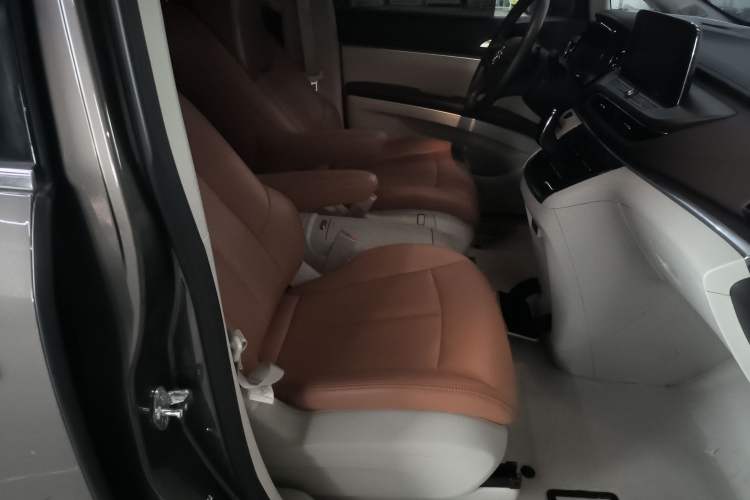 Used Buick GL8 2023 Land Executive Class Comfort Model