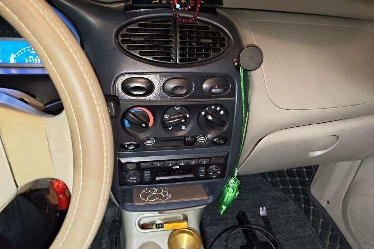 Used Chery QQ3 2012 Stylish Edition 1.0L Manual Start-Up Model Audio And AC Panel