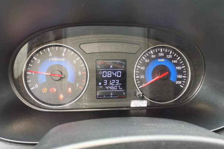 Used Dongfeng Fengon 380 2022 1.5L Comfort-Class Passenger Vehicle (Steel Spring) with 7 Seats
