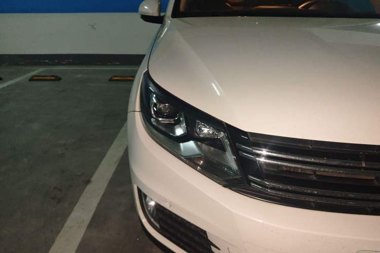 Used Volkswagen Tiguan 2016 300TSI Manual Two-Wheel Drive Trend Edition Right Front Headlight