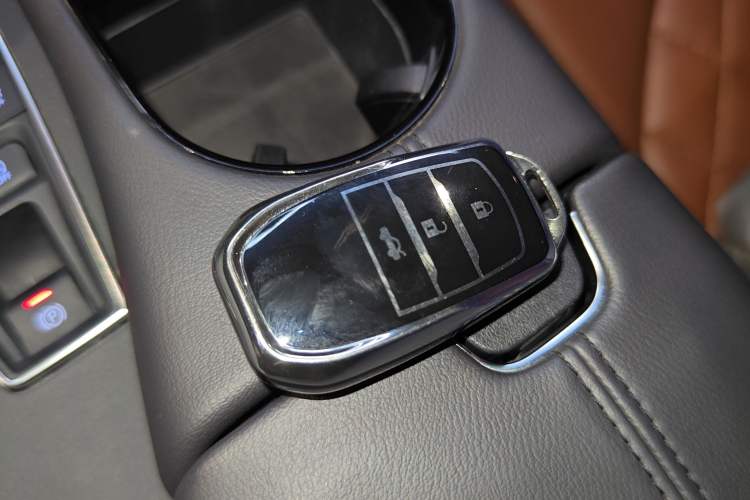 Used Toyota Avalon 2019 2.5L Ambition Version China VI Standard Vehicle Key