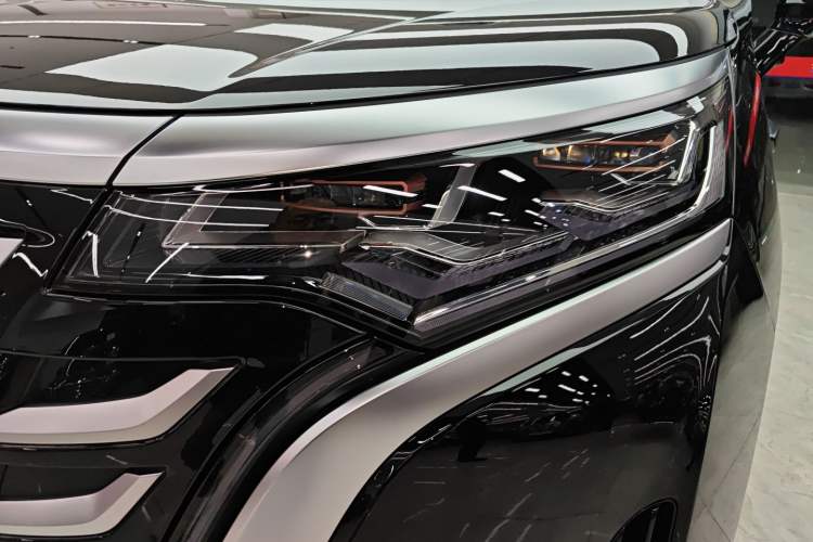 Used Denza D9 2025 DM-i Intelligent Drive 1020 Four-Wheel Drive Flagship Model