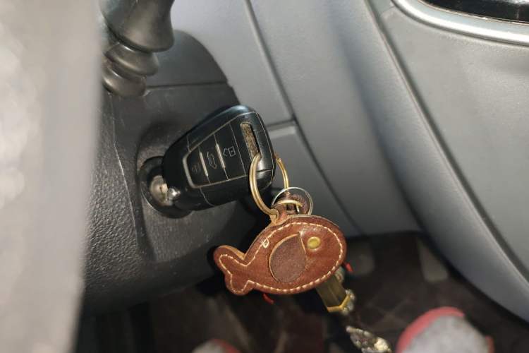 Used SAIC MAXUS Xintu V80 2019 2.0T Plus 6-Speed Manual – Aoyuntong Short Wheelbase Mid-Roof Design 5/6-Seater
