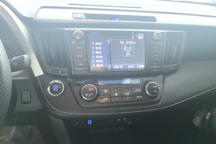 Used Toyota RAV4 2016 2.0L CVT Two-Wheel Drive Fashion Edition China V Standard
