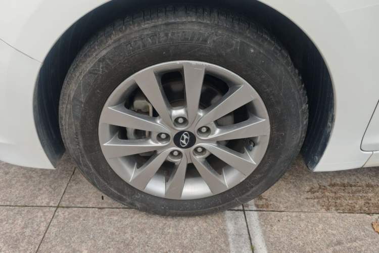 Used Hyundai Mistra 2014 1.8L Automatic Smart GLS Left Front Wheel Hub