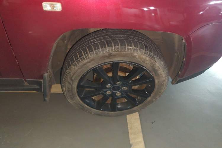 Used Jeep Compass 2013 2.4L Four-wheel Drive Black Edition with Navigation Right Front Wheel Hub