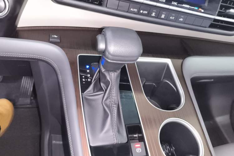 Used Toyota Granvia 2024 2.5L Hybrid Comfort Edition