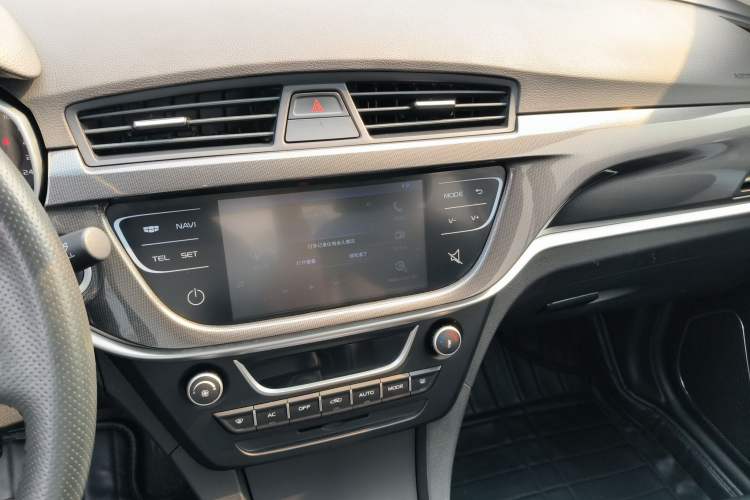 Used Geely Auto Emgrand 2017 Sedan Million Edition 1.5L Manual - Upward Version Center Console