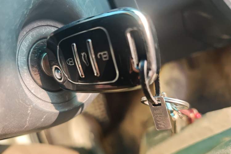 Used Wuling Yangguang 2024 300km Comfort-Grade Passenger Van 60kW