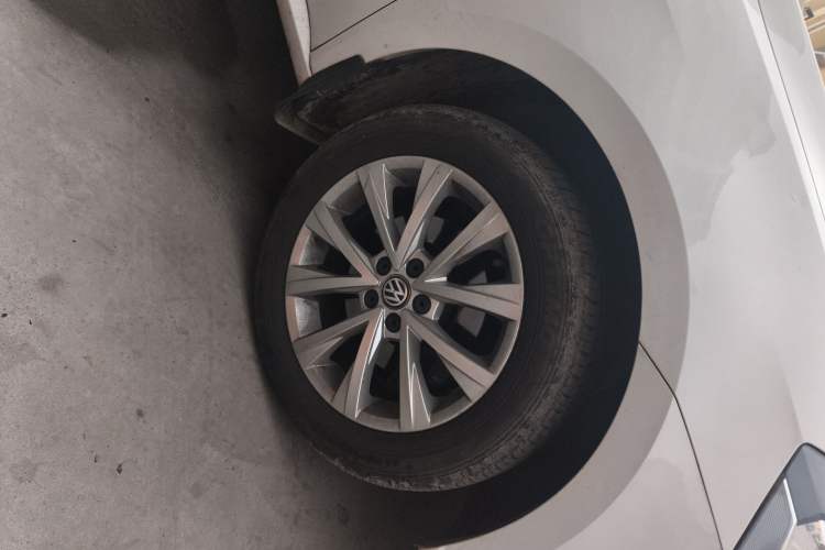 Used Volkswagen Lavida 2015 1.6L Automatic Comfort Edition Right Front Wheel Hub