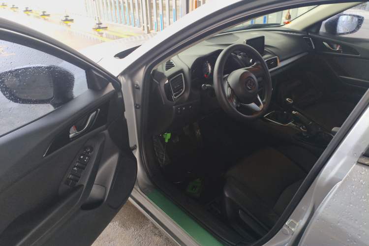 Used Mazda Mazda 3 Axela 2016 Sedan 1.5L Manual Luxury Model