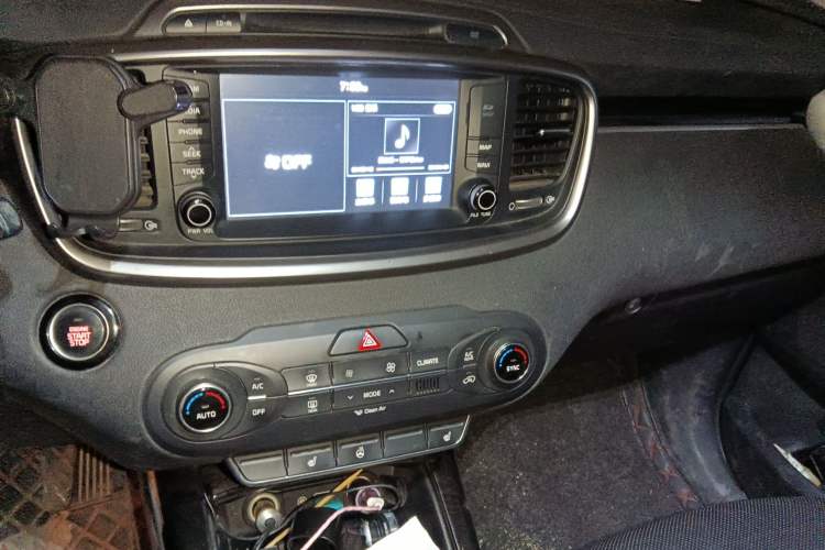 Used Kia Sorento 2015 Sorento L 2.4L Gasoline 4WD Elite Edition 7 Seats China IV Standard Audio And AC Panel