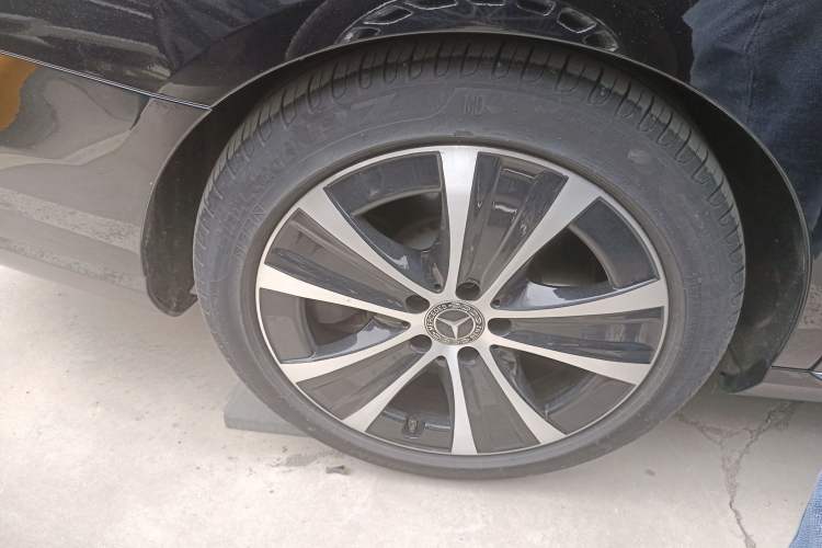 Used Mercedes-Benz E-Class New Energy 2022 Facelift E 350 e L Plug-in Hybrid Sedan Right Rear Wheel Hub