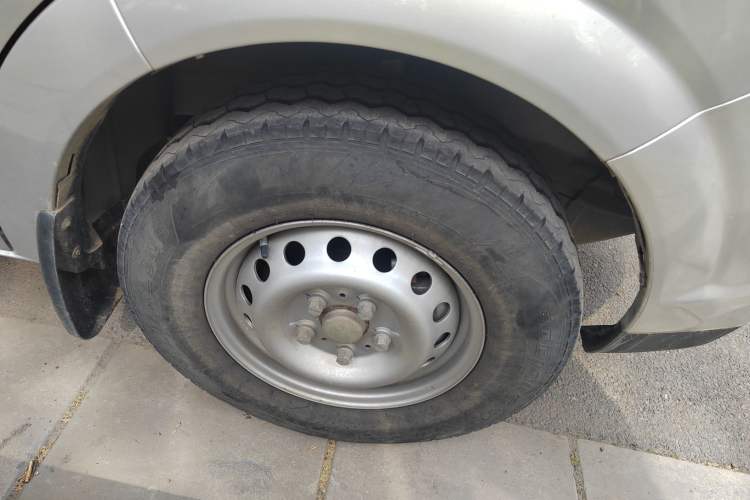 Used Dongfeng Yufeng 2023 V9+ 2.0T Manual Front-Wheel-Drive Multi-Function Mid-Roof Van with 7/8/9 Seats
