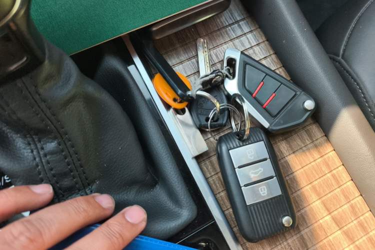 Used Roewe RX8 2018 30T Smart Connectivity Two-Wheel Drive Flagship Edition
