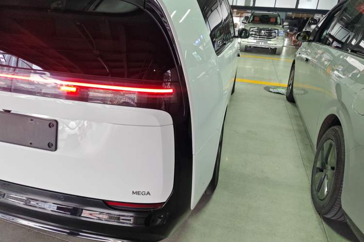 Used Li Auto MEGA 2025 Home Family Special Edition
