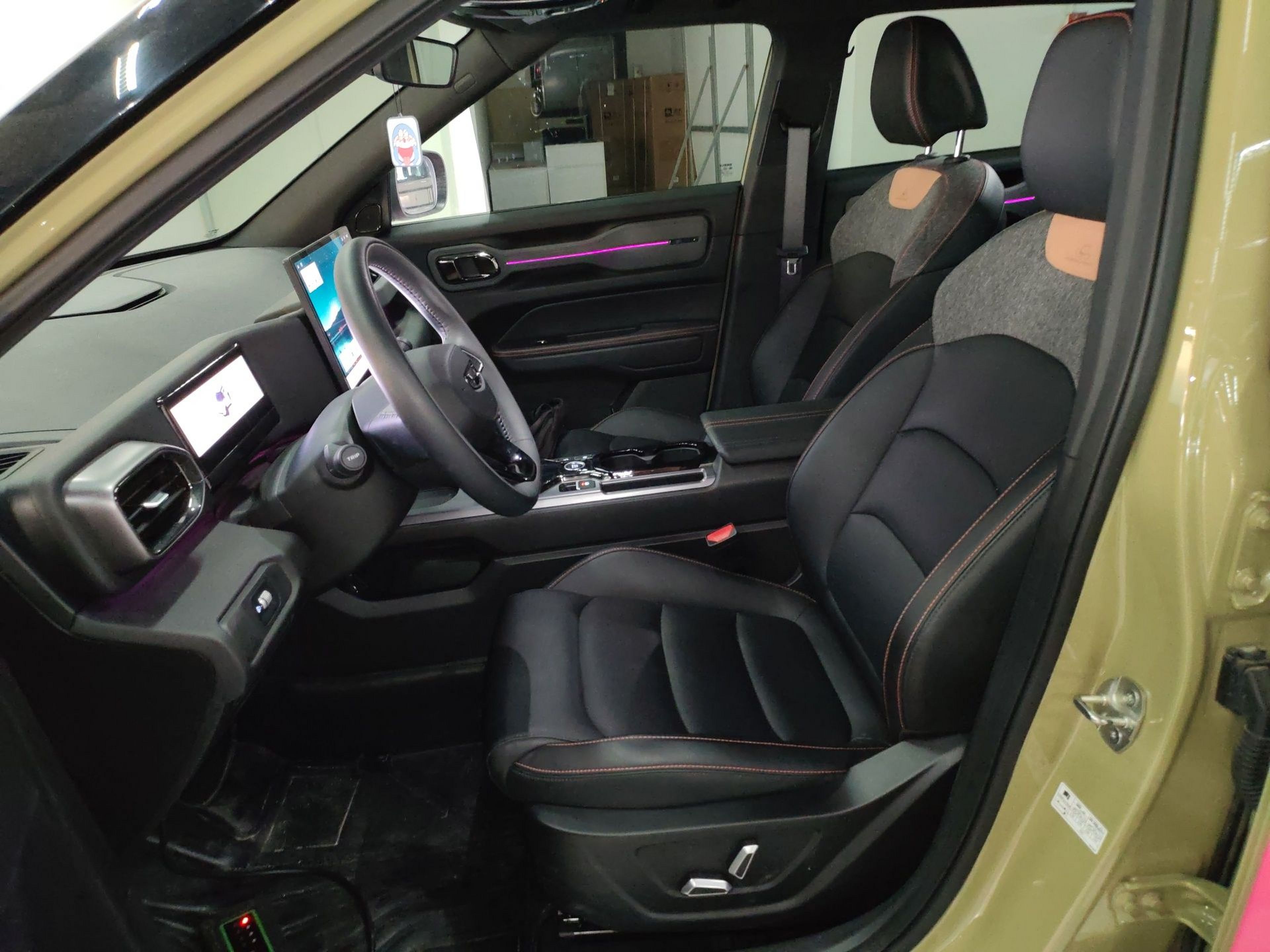 المقاعد الأمامية داخل السيارة