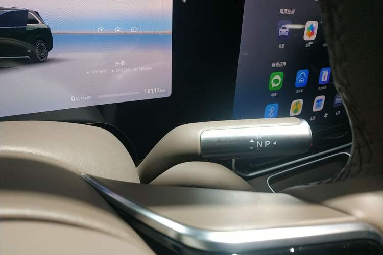 Used Hima AITO M9 2025 Extended-Range Max Version 52 kWh 6-Seater Edition Gear Lever