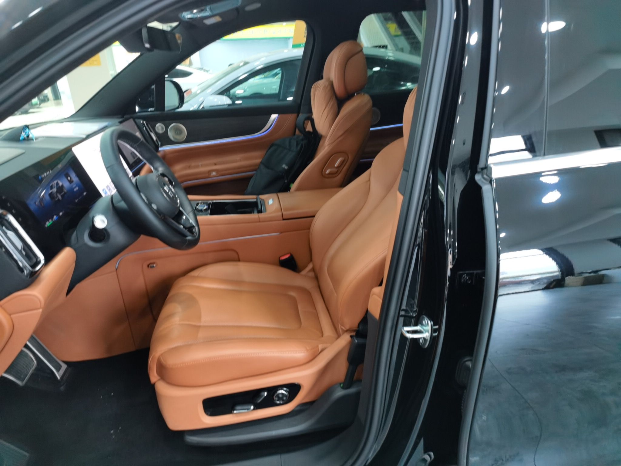 المقاعد الأمامية داخل السيارة