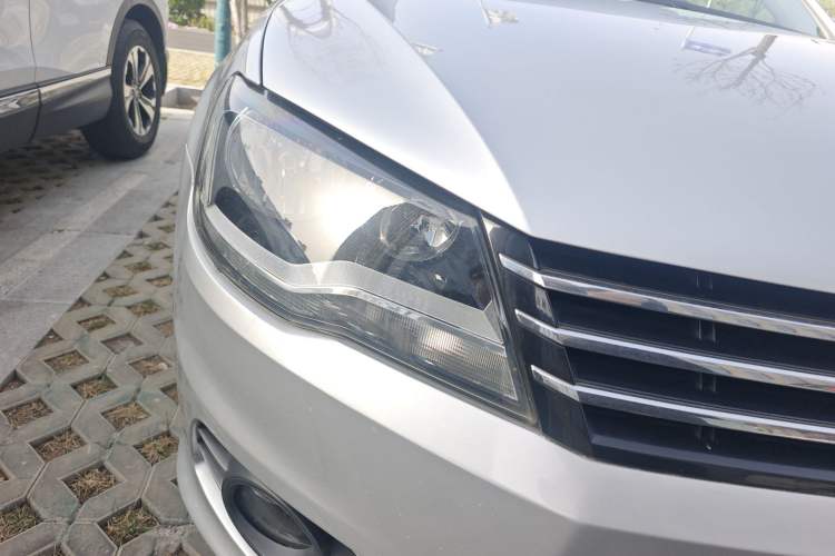 Used Volkswagen Bora 2014 1.6L Manual Comfort Model Right Front Headlight