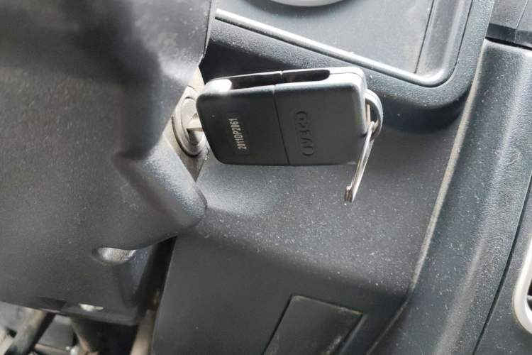 Used Iveco Daily 2021 2.5T A35 M1 Passenger Van 5-9 Seater Short Wheelbase Mid-Roof Design Dual Tires Manual Doors Vehicle Key