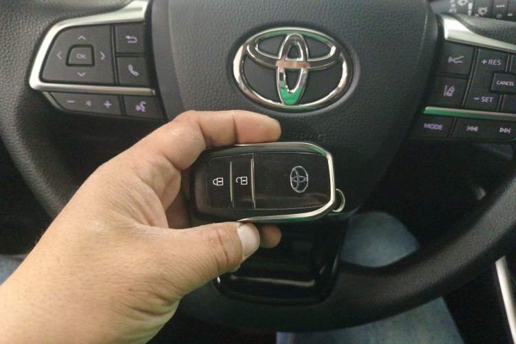 Used Toyota Highlander 2024 2.5L Smart Electric Hybrid Dual-Motor Two-Wheel-Drive Elite Edition 5 Seats Vehicle Key