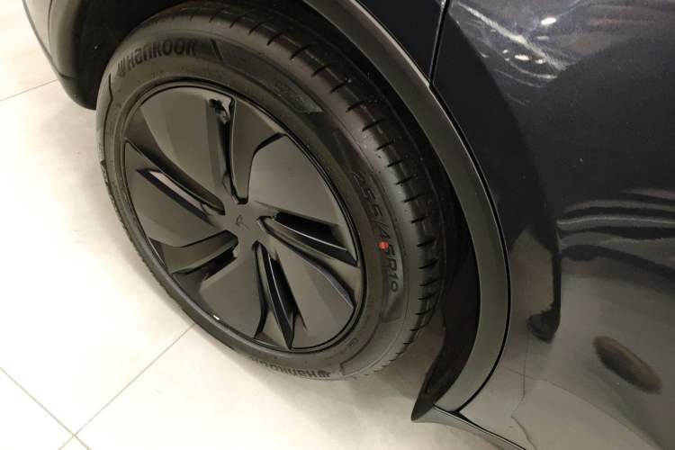 Used Tesla Model Y 2025 Long-Range All-Wheel-Drive Version
