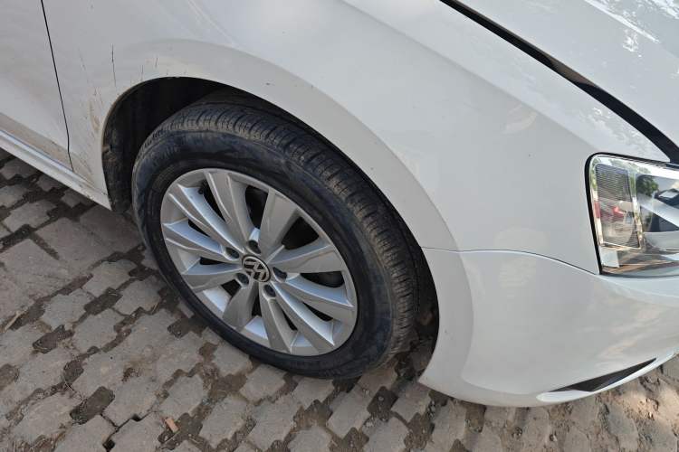 Used Volkswagen Sagitar 2014 1.4TSI Automatic Luxury Model Right Front Wheel Hub