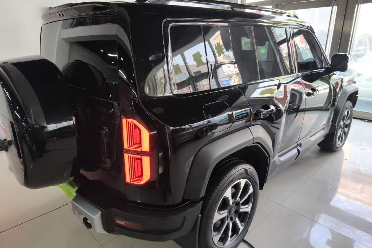 Used Formula Leopard 5 2023 Explore Edition