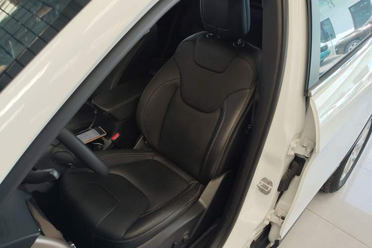 Used Jeep Cherokee 2017 2.0L Superior Edition Left Front Seat